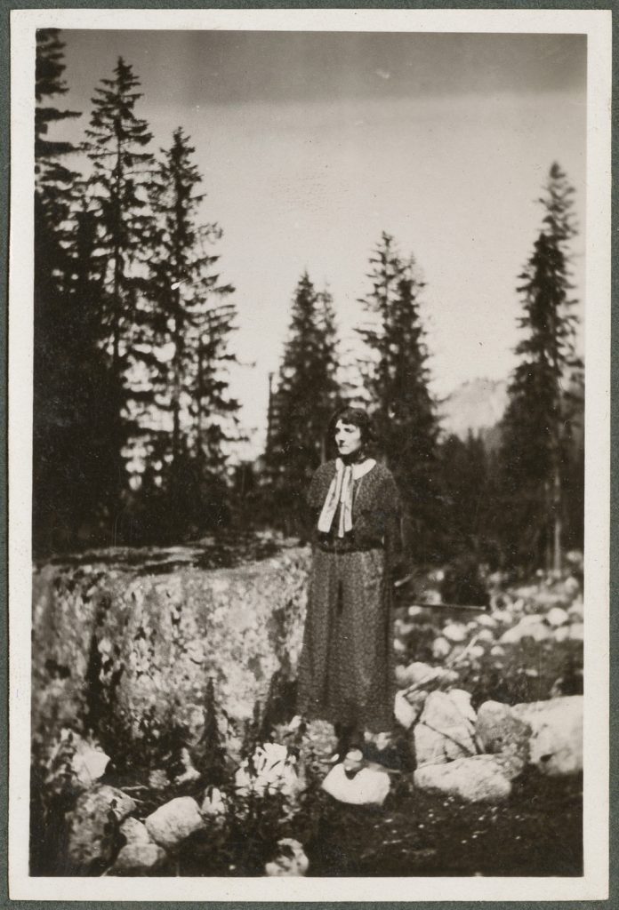 Wanda Korytowska wśród wapiennych skałek, portret w plenerze