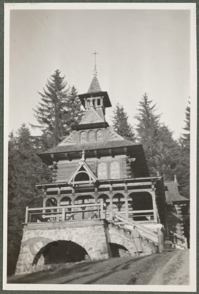 Zakopane, kaplica w Jaszczurówce, w tle pejzaż górski