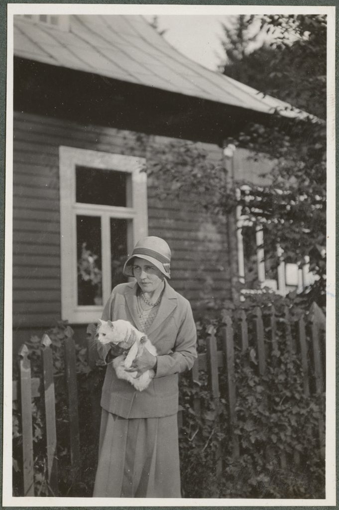 Marie z kotem, portret w plenerze