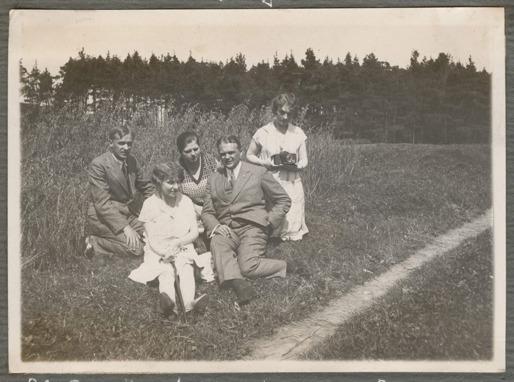 Pięć osób na trawie, portret w plenerze