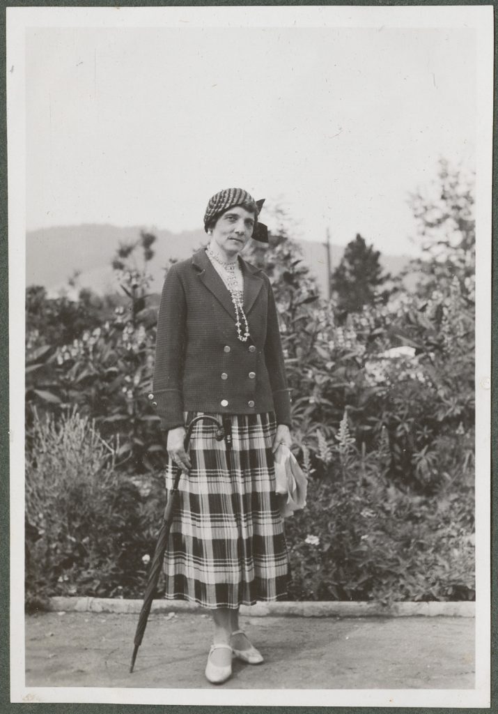 Wanda Korytowska w parku, portret w plenerze