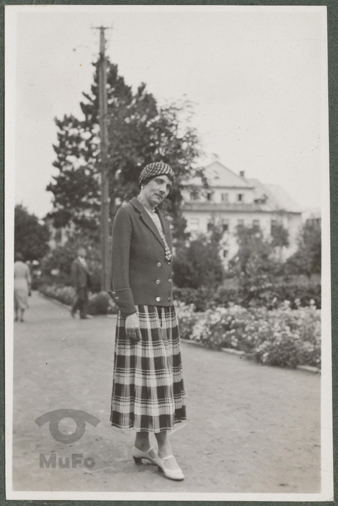 Zakopane, park, Wanda Korytowska stojąca na alejce, portret, w tle willa