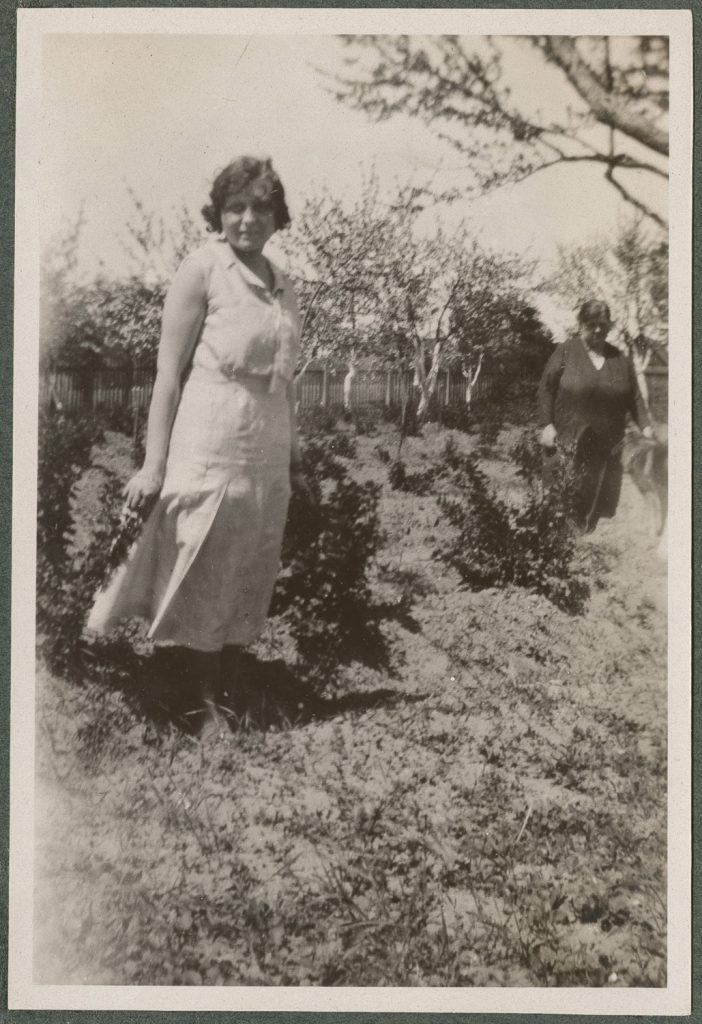 Dwie kobiety w sadzie, portret w plenerze