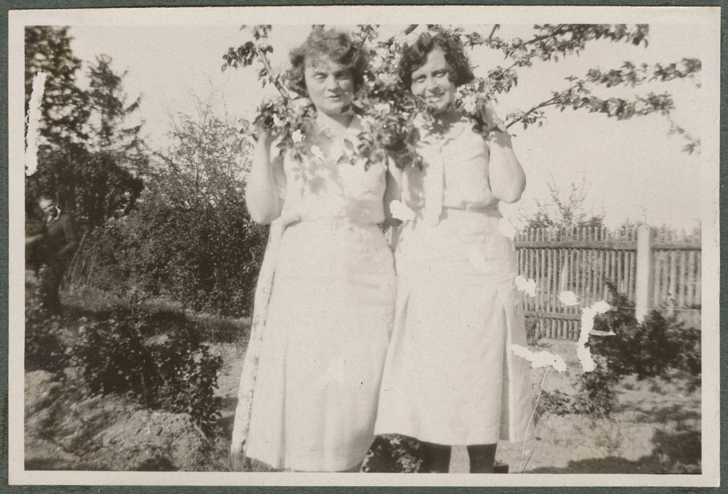 Dwie kobiety pod jabłonką, portret w plenerze