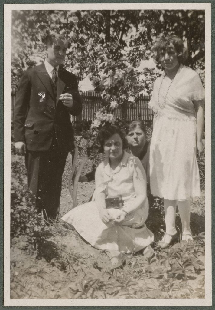 Cztery osoby w ogrodzie, portret zbiorowy w plenerze