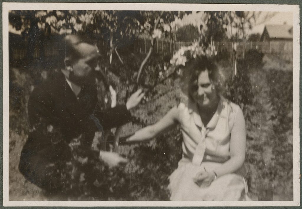Dwie osoby w sadzie, portret w plenerze