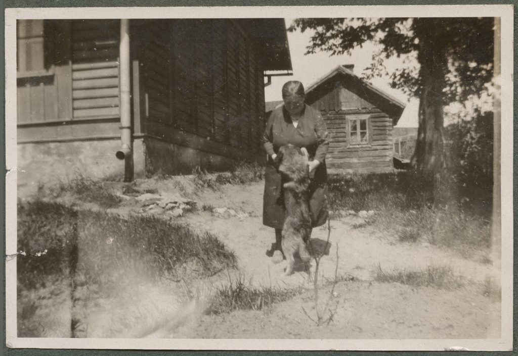 Helena Kosińska i pies Reksio na podwórzu, scena w plenerze