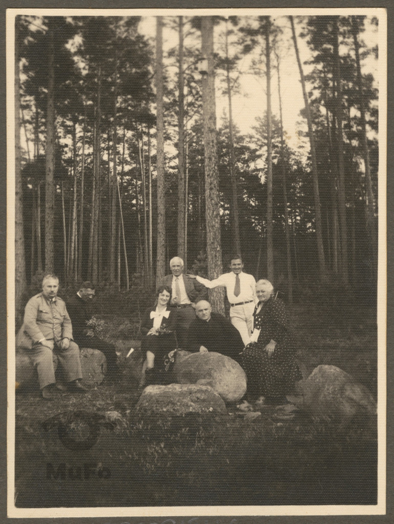 portret grupowy na skraju lasu