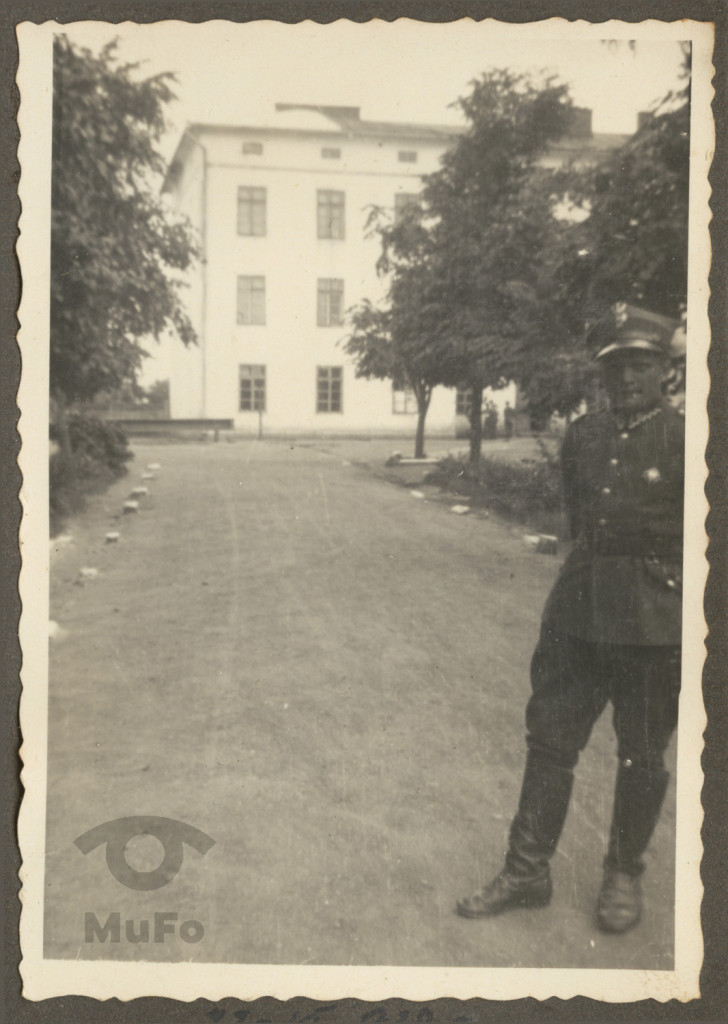Stanisławów, oficer przed koszarami