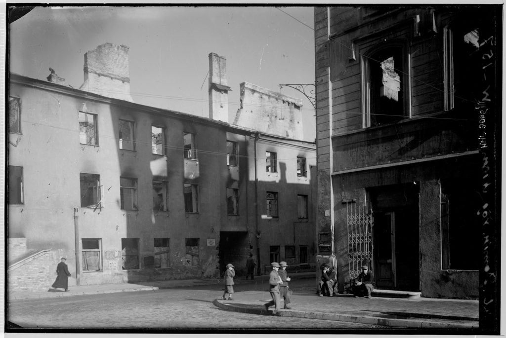 Wilno, ulice Dominikańska i Niemiecka, budynek magistratu i hotel „Europa”