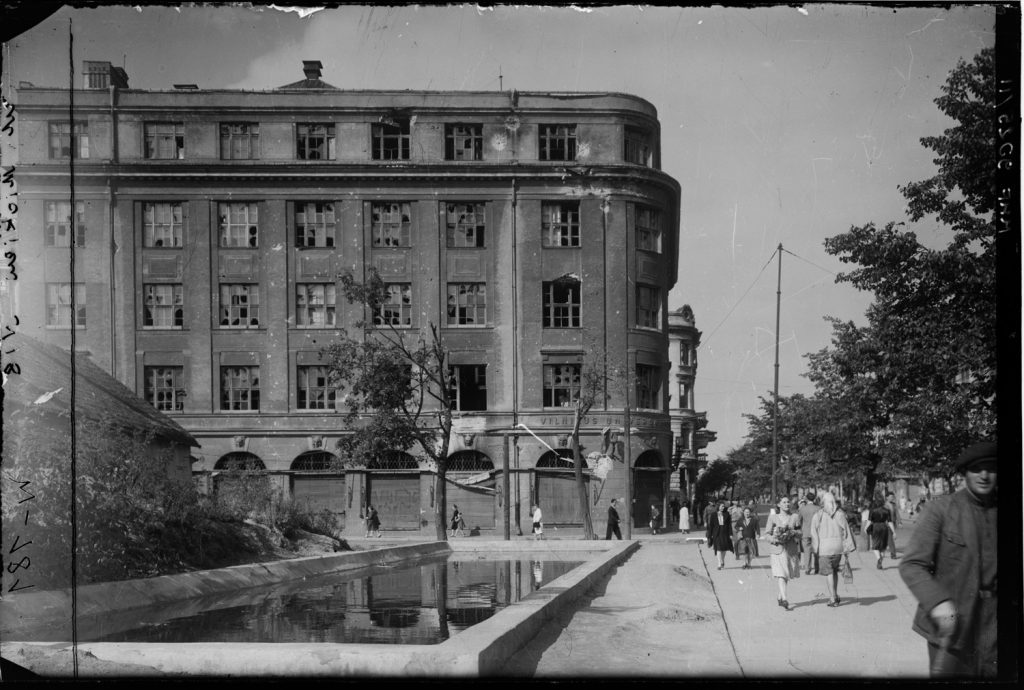 Wilno, ulica Mickiewicza, zniszczony Dom Towarowo-Przemysłowy Bracia Jabłkowscy