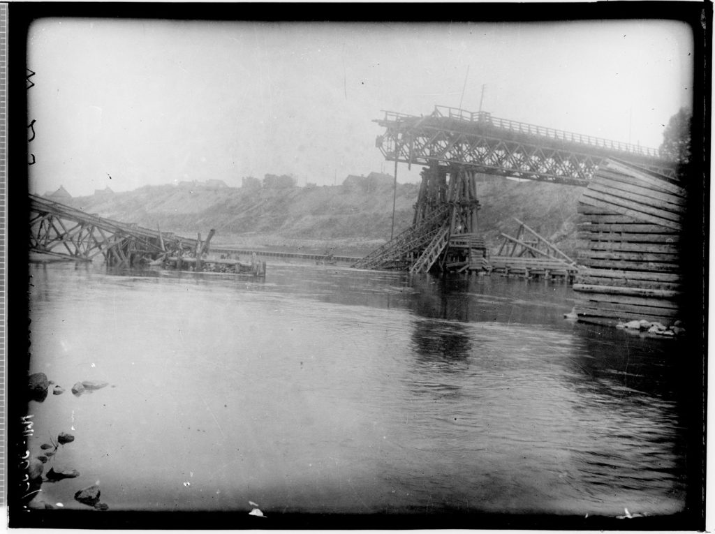 Wilno, zniszczony most strategiczny, tzw. „Górny” na Antokolu