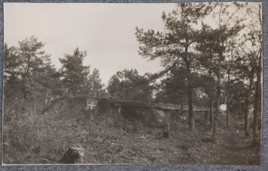 Parterowa ziemianka w lesie, pełniąca rolę stajni