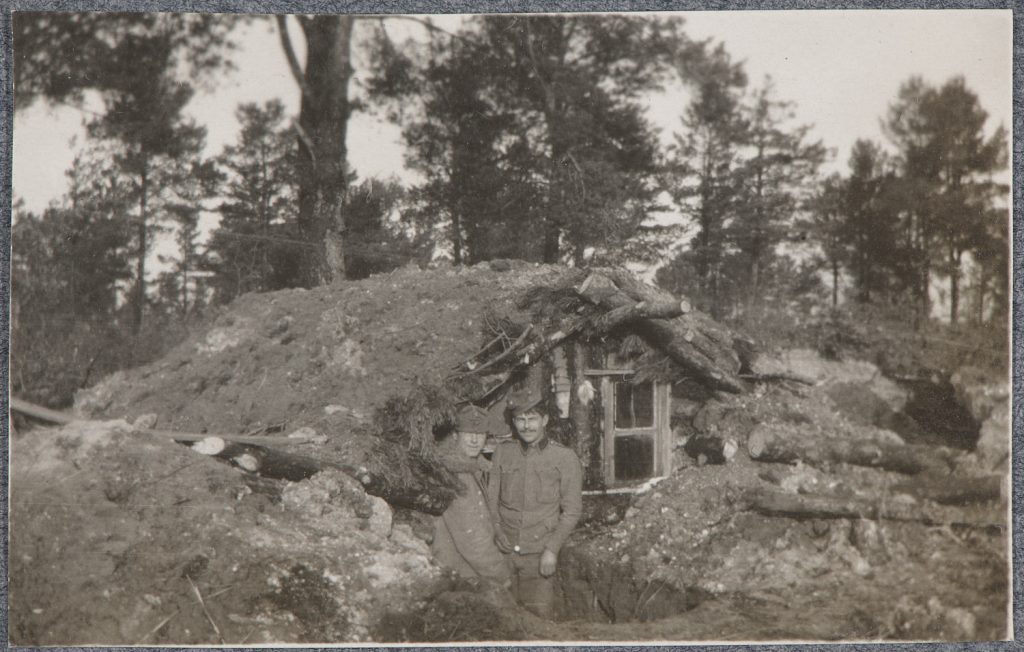 Ziemianka oficerska, w wejściu dwaj żołnierze austro-węgierscy