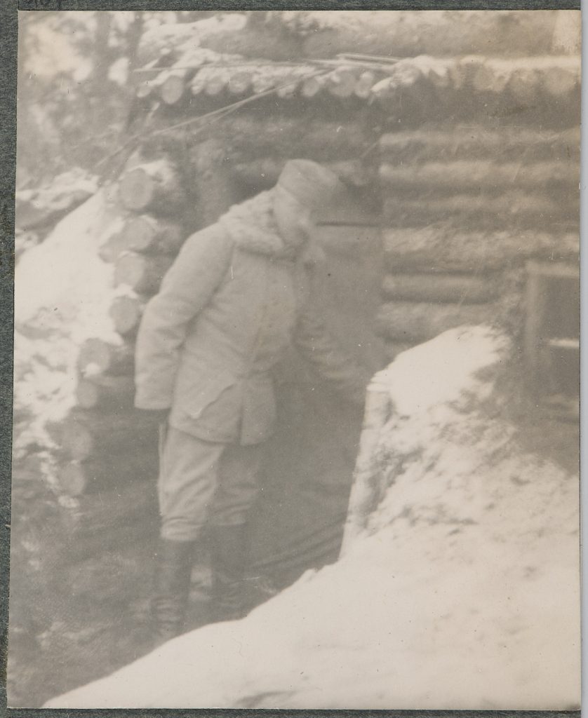 Oficer armii Austro-Węgier przy drzwiach schronu - ziemianki, portret