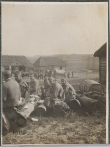 Siedmiu żołnierzy armii Austro-Węgier podczas posiłku we wsi
