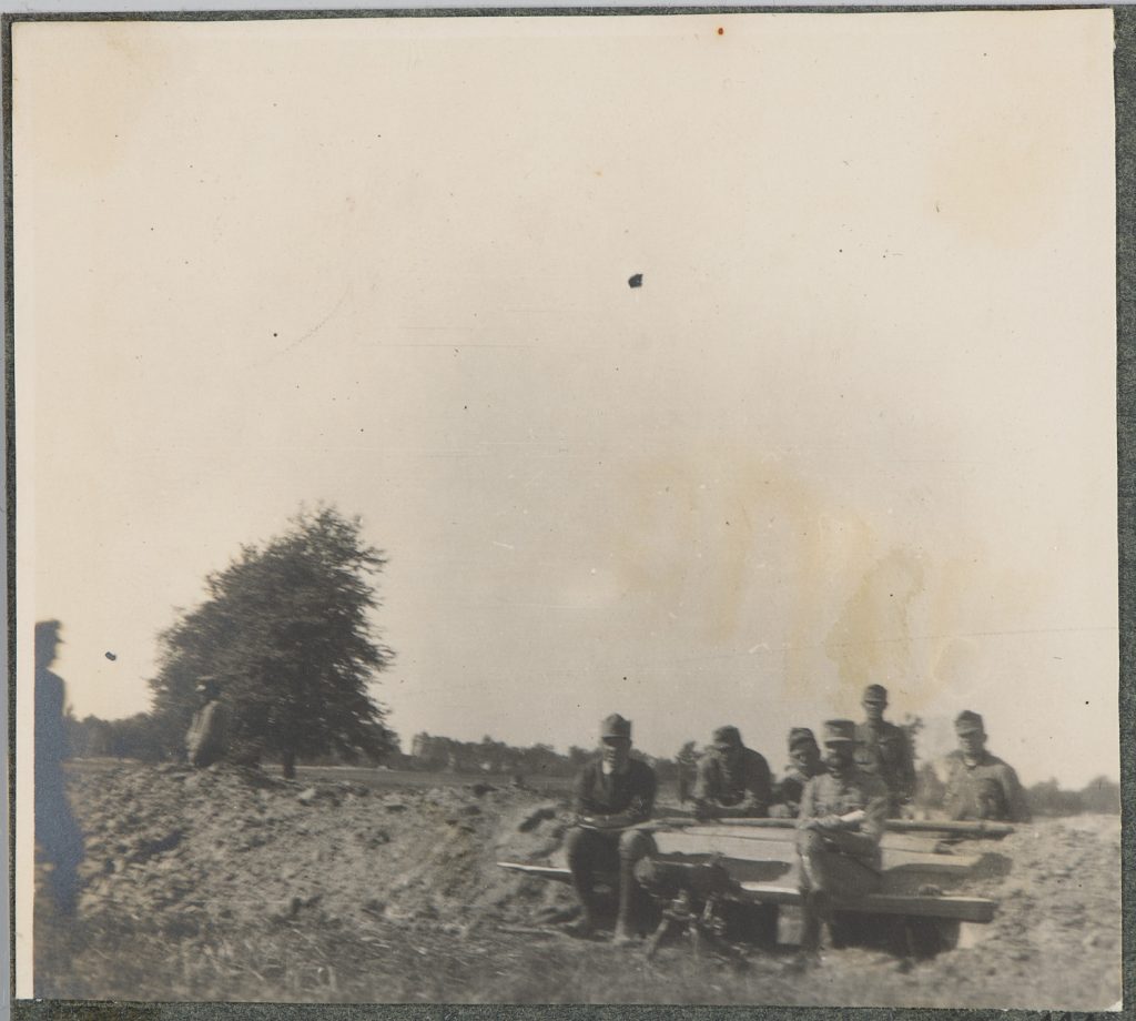 Ośmiu żołnierzy Austro-Węgier z CKM przy pozycji strzeleckiej