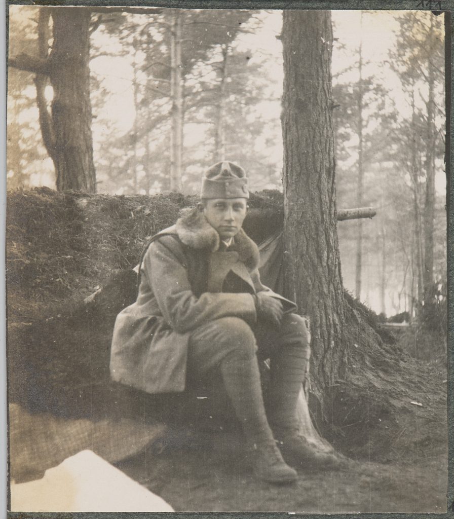 Żołnierz armii Austro-Węgier siedzący przy ziemiance w lesie, portret