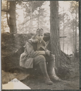 Żołnierz armii Austro-Węgier siedzący przy ziemiance w lesie, portret