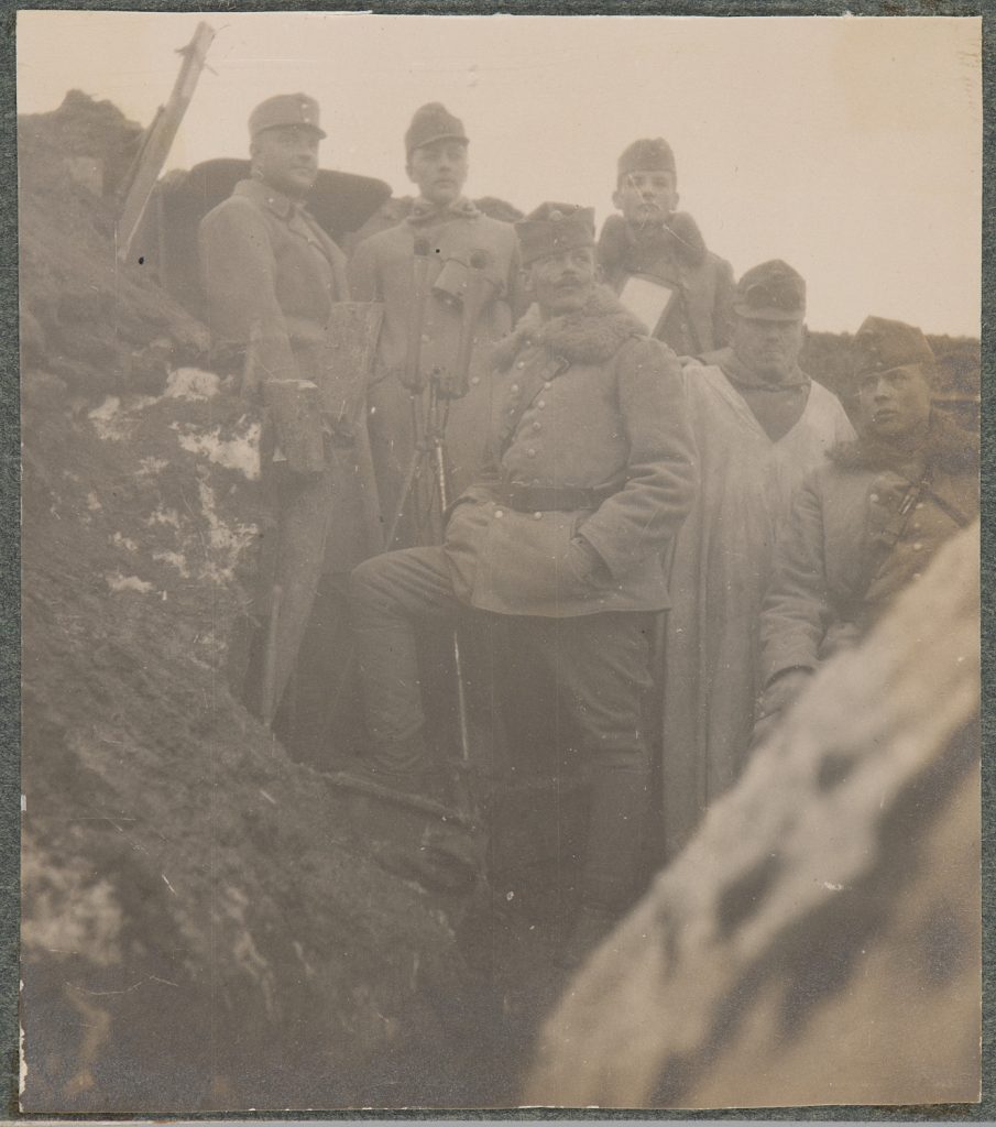 Żołnierze Austro-Węgier w okopie, przy lornetce peryskopowej