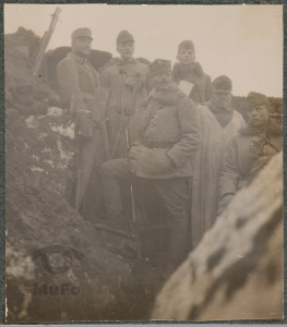 Żołnierze Austro-Węgier w okopie, przy lornetce peryskopowej