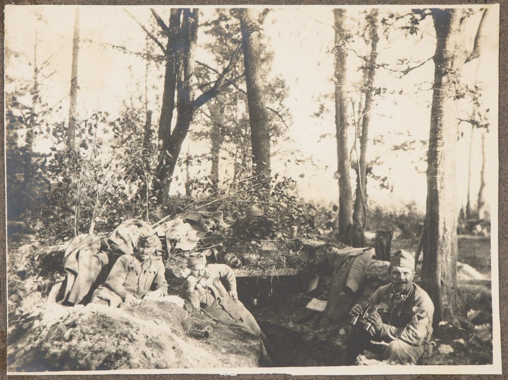 Trzej żołnierze Austro-Węgier przy schronie