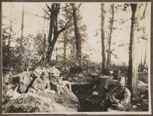 Trzej żołnierze Austro-Węgier przy schronie