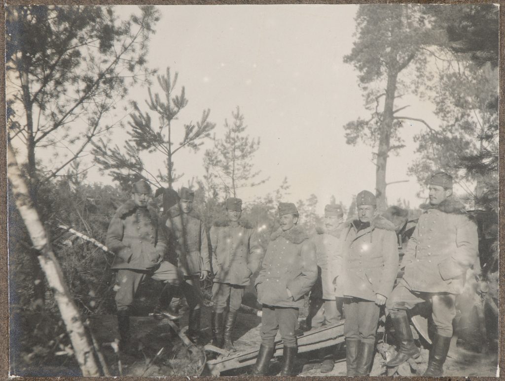 Siedmiu żołnierzy armii Austro-Węgier przy dziale, portret zbiorowy