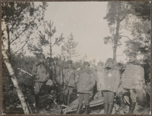Siedmiu żołnierzy armii Austro-Węgier przy dziale, portret zbiorowy