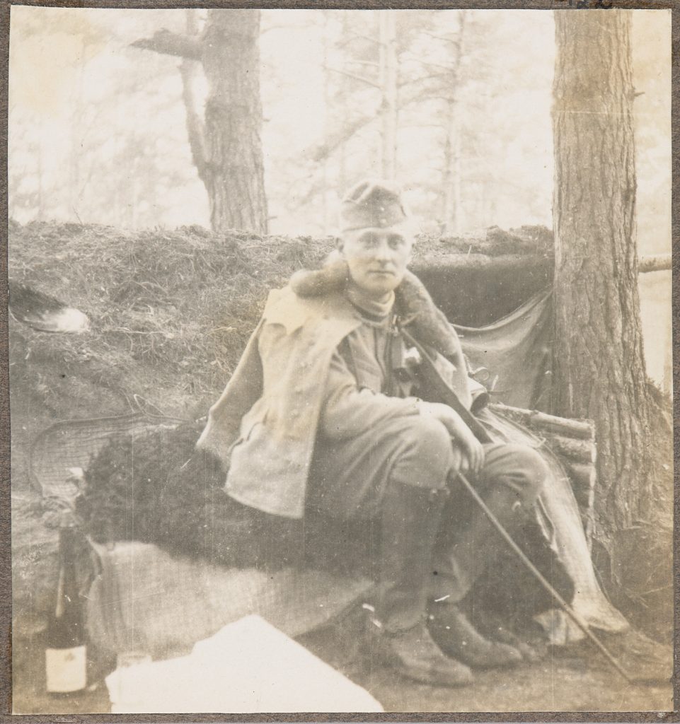Siedzący przy schronie kawalerzysta armii Austro-Węgier, portret