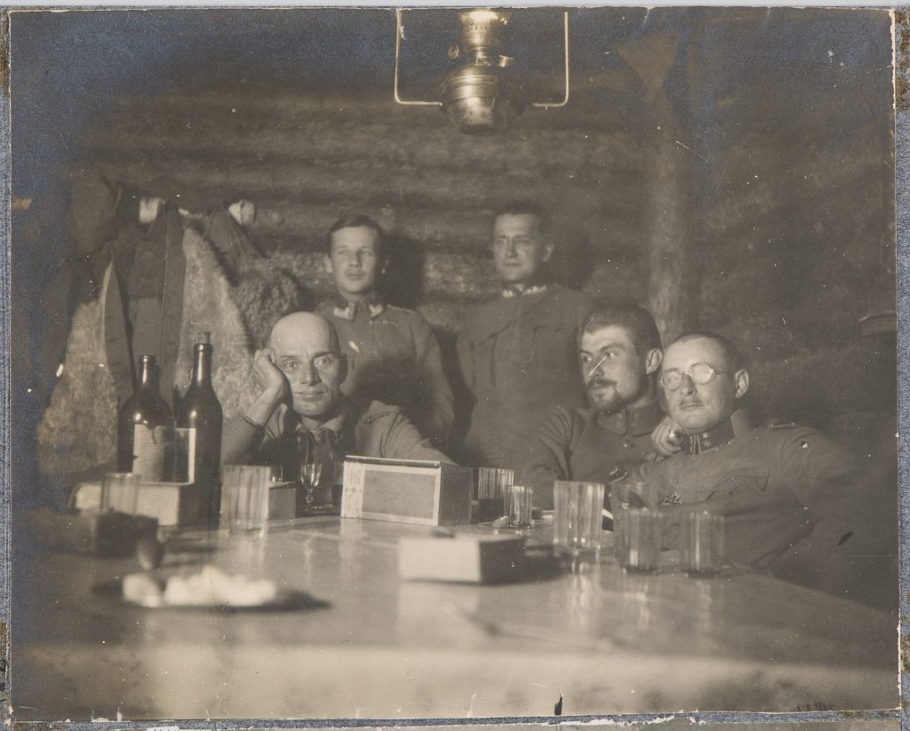 Pięciu żołnierzy armii Austro-Węgier przy stole z napitkami, portret