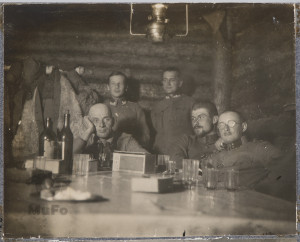 Pięciu żołnierzy armii Austro-Węgier przy stole z napitkami, portret