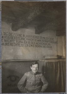 Alfred Sapieha siedzący pod ścianą z cytatem z Goethego, portret