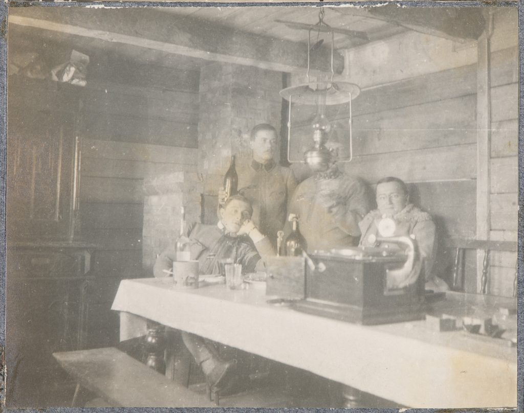 Czterej żołnierze Austro-Węgier przy stole, we wnętrzu domu, portret