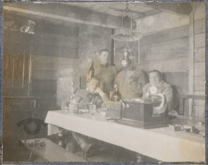 Czterej żołnierze Austro-Węgier przy stole, we wnętrzu domu, portret