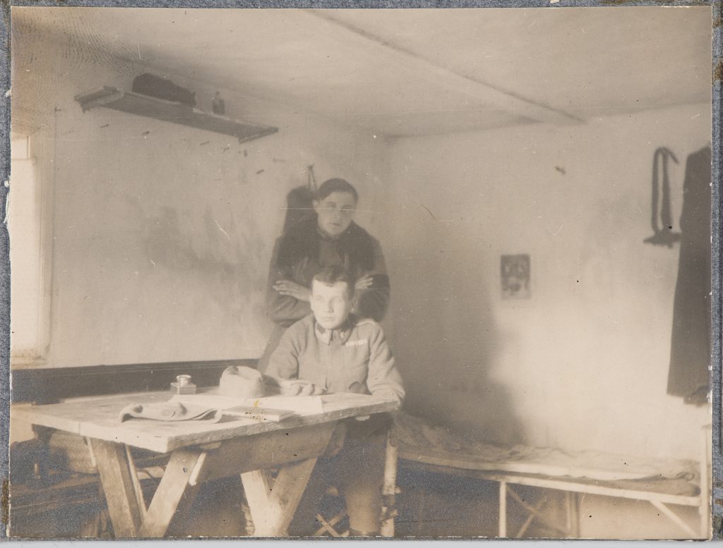 Dwaj żołnierze armii Austro-Węgier we wnętrzu domu, portret