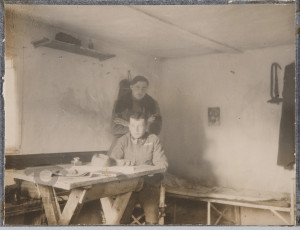 Dwaj żołnierze armii Austro-Węgier we wnętrzu domu, portret