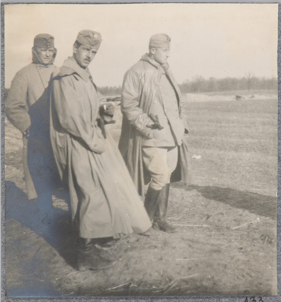 Kołki, żołnierze armii Austro-Węgier na polu, w zimowym umundurowaniu, portret