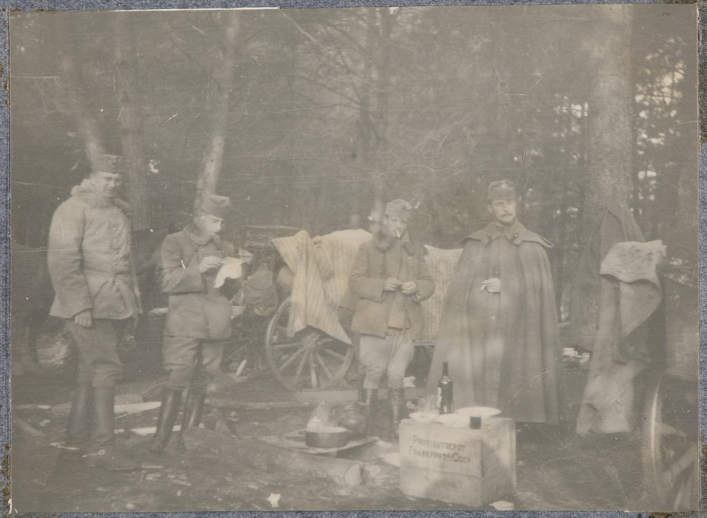 Czterej żołnierze armii Austro-Węgier przy wozach