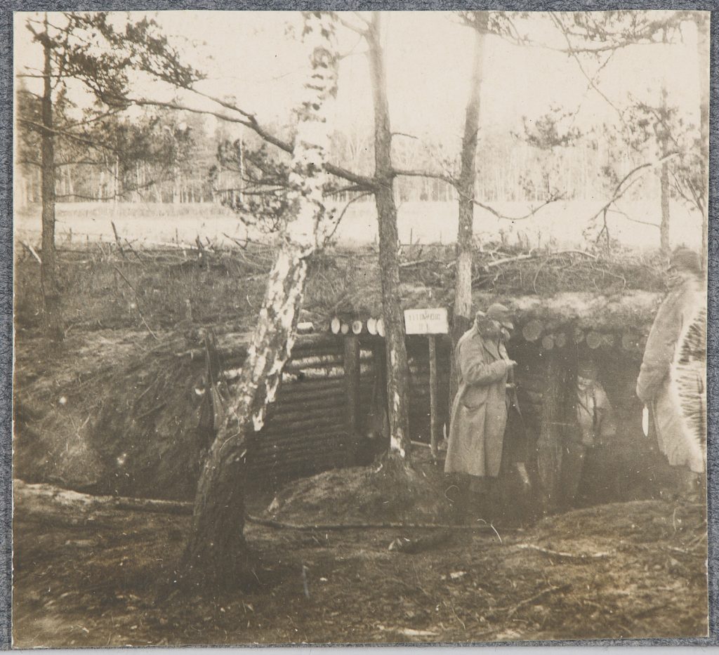 Trzej żołnierze austro-węgierscy przy schronie polowym