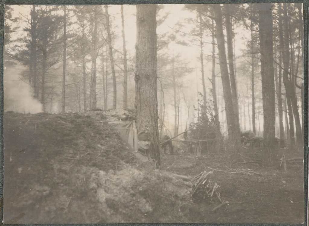 Żołnierz armii Austro-Węgier wyglądający z ziemnego schronu, portret