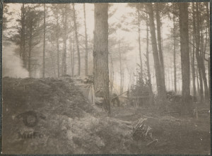 Żołnierz armii Austro-Węgier wyglądający z ziemnego schronu, portret