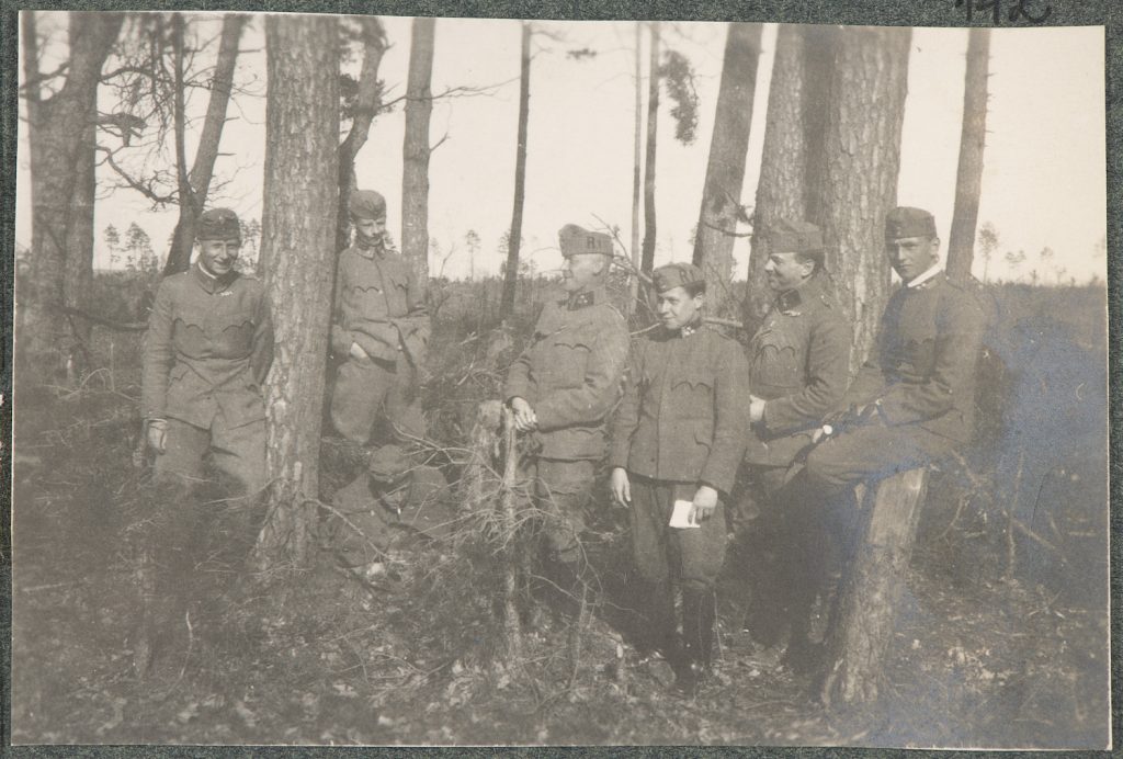 Siedmiu żołnierzy armii Austro-Węgier w lesie, portret