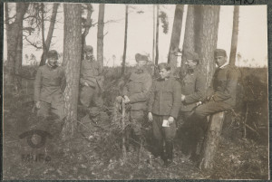 Siedmiu żołnierzy armii Austro-Węgier w lesie, portret
