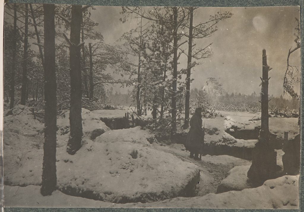 Żołnierz armii Austro-Węgier na warcie przy ośnieżonych ziemiankach