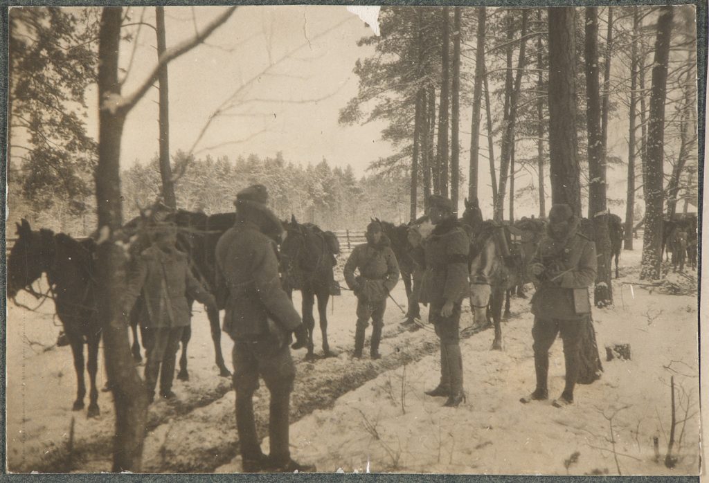 Kolumna konna armii Austro-Węgier na postoju w lesie