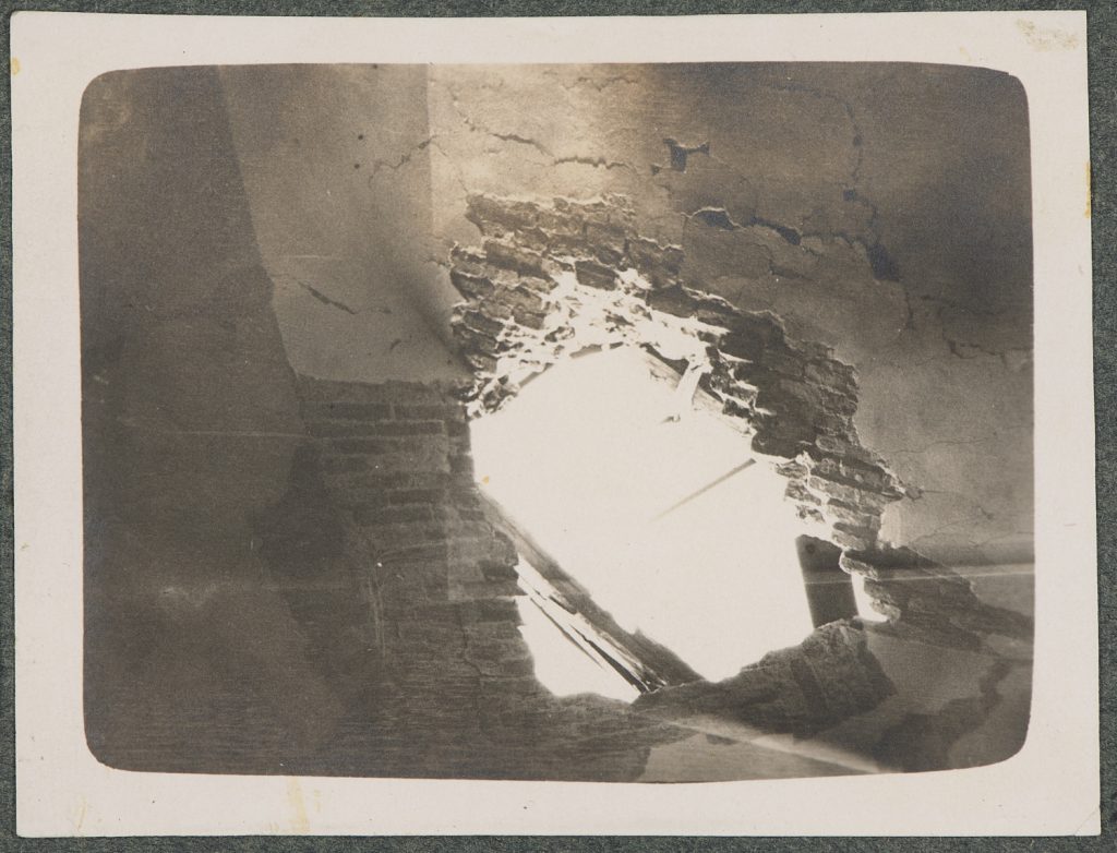 Wieliczka, przebita pociskiem ściana klasztoru reformatów