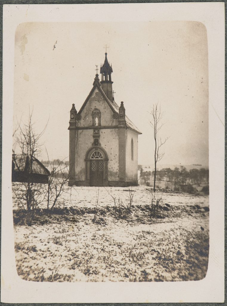 Leszczyna, uszkodzona kapliczka Matki Bożej z Dzieciątkiem