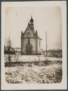 Leszczyna, uszkodzona kapliczka Matki Bożej z Dzieciątkiem