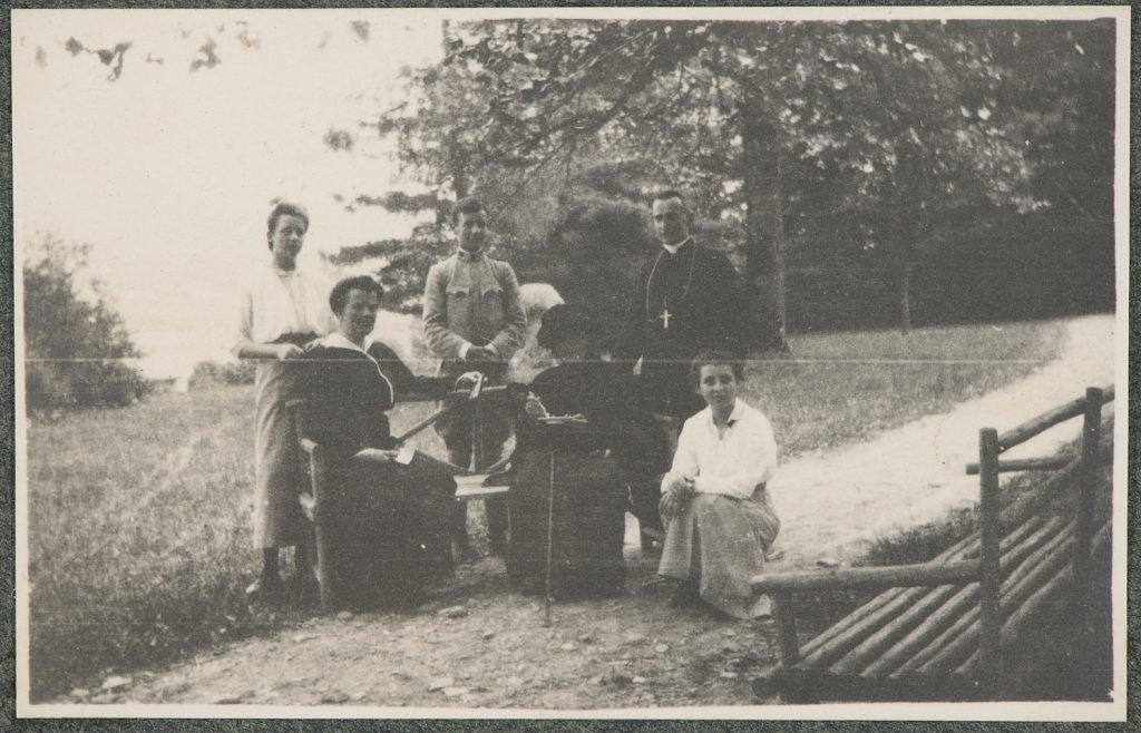 Nawojowa, Alfred Sapieha, biskup Adam Stefan Sapieha, cztery kobiety, portret